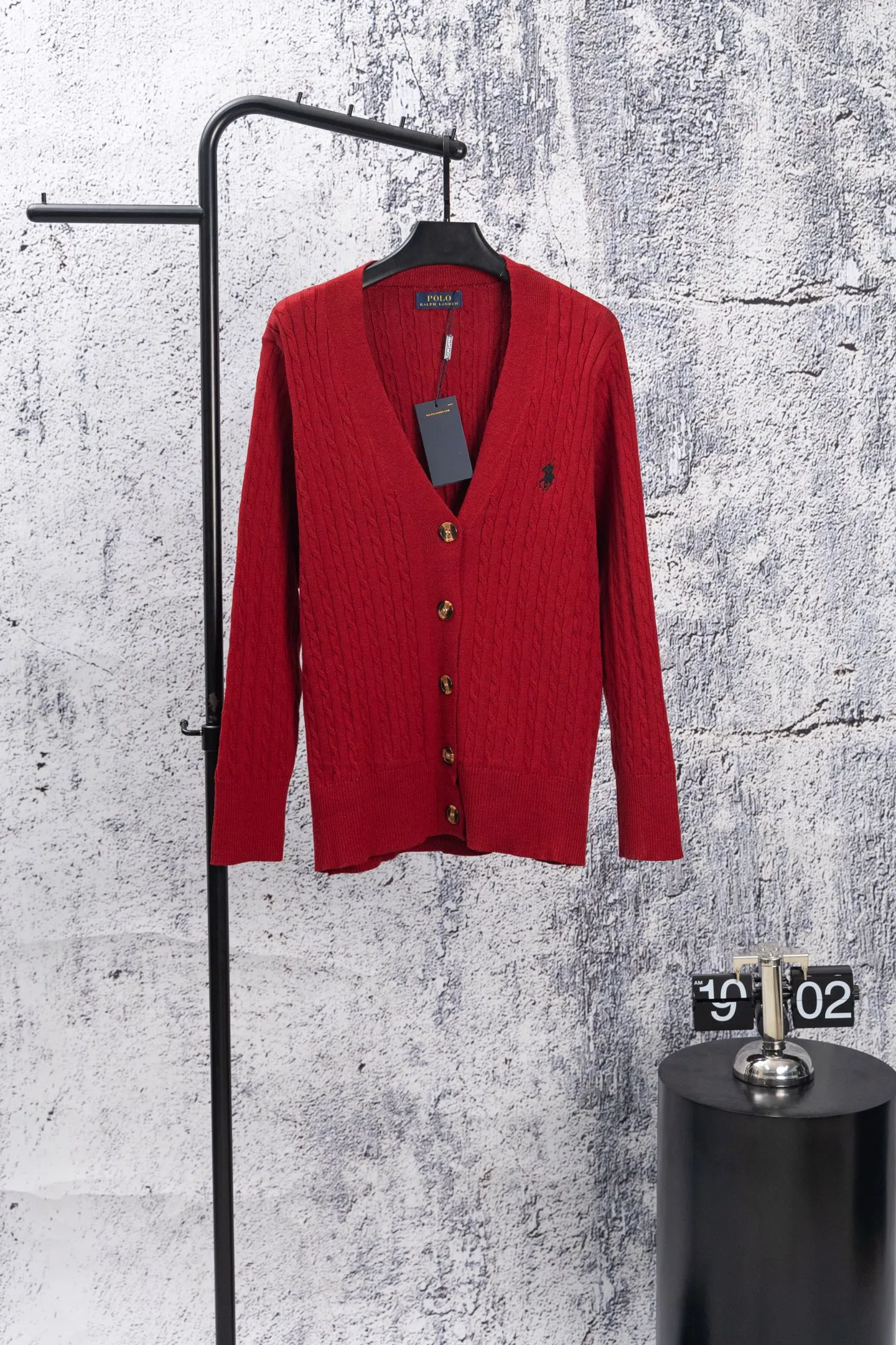 P190 Ralph Lauren Classic V-neck Solid Color Pony Embroidered Logo Knitted Cardigan Long Sleeve Ralph Lauren Classic Basic Versatile Twist Knitted Cardigan Long Sleeve Main supply platform live broadcast Wholesale entity Replenish when out of stock Not removed from the shelves Quality 1:1 patterning Complete three standards Correct version of pony logo Imported quality cotton yarn Focus on high-end Cost-effective Good quality Needless to say Zhao Lusi's same style is really amazing, so sweet I'm so beautiful. This cardigan is really good-looking. It's simple and easy to wear. It's a must-have for goddess ootd. Good-looking clothes are never picky. A must-have in the wardrobe of goddesses. Size: S-XL. Color: Navy blue, red, khaki, dark gray.